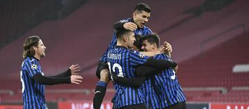 Los jugadores de la Atalanta celebran un gol en el Johan Cruyff Stadium de Ámsterdam.