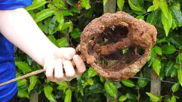 Fionntan Hughes, con la espada encontrada