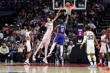 Intento de tapón de Victor Wembanyama al jugador de los Sacramento Kings, DeMar DeRozan.