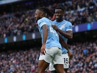 MANCHESTER (United Kingdom), 24/01/2026.- Antoine Semenyo of Manchester City (L) celebrates scoring the 2-0 goal with Marc Guehi of Manchester City (R) during the English Premier League match between Manchester City and Wolverhampton Wanderers, in Manchester, Britain, 24 January 2026. (Reino Unido) EFE/EPA/ADAM VAUGHAN EDITORIAL USE ONLY. No use with unauthorized audio, video, data, fixture lists, club/league logos, 'live' services or NFTs. Online in-match use limited to 120 images, no video emulation. No use in betting, games or single club/league/player publications.