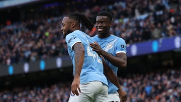 MANCHESTER (United Kingdom), 24/01/2026.- Antoine Semenyo of Manchester City (L) celebrates scoring the 2-0 goal with Marc Guehi of Manchester City (R) during the English Premier League match between Manchester City and Wolverhampton Wanderers, in Manchester, Britain, 24 January 2026. (Reino Unido) EFE/EPA/ADAM VAUGHAN EDITORIAL USE ONLY. No use with unauthorized audio, video, data, fixture lists, club/league logos, 'live' services or NFTs. Online in-match use limited to 120 images, no video emulation. No use in betting, games or single club/league/player publications.