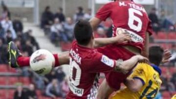 <b>ROTO. </b>Javier Acuña pugna un balón por alto con Tébar y Quini.