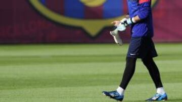 Víctor Valdés recibió el alta médica, al igual que su compañero Javier Mascherano. Podrán jugar ante el Real Valladolid el próximo domingo.