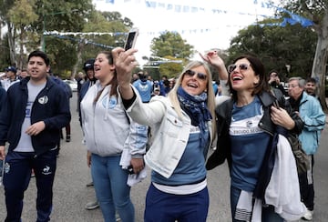 El entrenador argentino volvió al fútbol de su país como nuevo entrenador de Gimnasia La Plata. Los aficionados le aclamaron en el Estadio Juan Carmelo Zerillo.