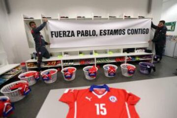 El cartel que mostró la selección chilena en apoyo al jugador de Deportes Temuco, Pablo Otárola.