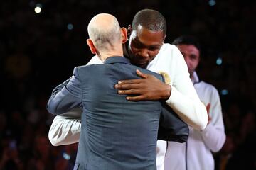El Oracle Arena se visti車 de gala para el arranque de la temporada NBA: los Warriors recibieron sus anillos de campeones y alzaron otra bandera al techo del pabell車n. Arranc車 la temporada 2017-18.