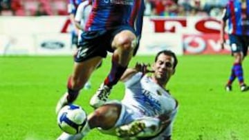 <b>DESOLADOS. </b>Los granotas desaprovecharon la oportunidad de cortar con una racha de tres partidos sin ganar. En la imagen, Pallardó y Miguel Pérez se lamentan tras el empate.