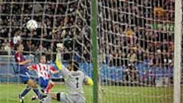 Luis García anotó dos tantos ayer. Sus goles son muy importantes para el Atlético.