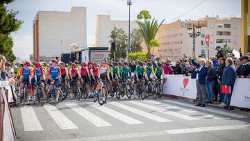 Línea de salida de la Clásica de Almería femenina.