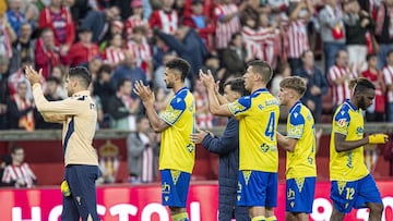 Los jugadores del Cádiz CF se acercaron a los aficionados amarillos desplazados a El Molinón. Foto: LaLiga