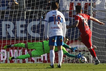 Matías Dituro le contuvo un penal a Nelson Rebolledo.