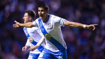 Guillermo Mart&iacute;nez festeja su gol de chilena contra el Atlas