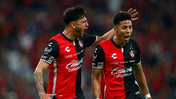 GUADALAJARA (MÉXICO), 01/04/2023.- Ozziel Herrera (d) y Alejandro Gómez (i) de Atlas celebra una anotación ante del Guadalajara hoy durante un partido de la jornada 13 del torneo clausura 2023 de la liga de fútbol mexicano disputado en el Estadio Jalisco, en Guadalajara (México). EFE/ Francisco Guasco