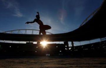 El español Jean Okutu participando en los Campeonatos de Atletismo Iberoamericanos que se celebran en Río de Janeiro. La ciudad comienza los preparativos para los Juegos Olímpicos. 