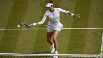Garbiñe Muguruza devuelve una bola a Jana Cepelova durante el torneo de Wimbledon de 2016.