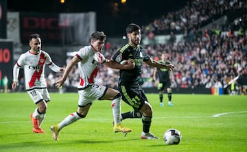 Jugada del penalti de Fran García a Marco Asensio. El árbitro Martínez Munuera, tras revisar la acción en el VAR, señala los once metros.