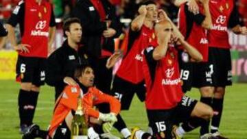 <b>INSANO DESENLACE. </b>Los jugadores del Mallorca vieron por el vídeomarcador el gol del Sevilla que les dejó fuera de la Champions.