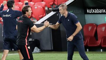 GRAF5547. BILBAO, 09/07/2020.- El entrenador del Athletic, Gaizka Garitano (d), felicita al del Sevilla, Julen Lopetegui, al t&eacute;rmino del partido de Liga en Primera Divisi&oacute;n disputado esta noche en el estadio de San Mam&eacute;s, en Bilbao. E