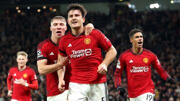 Manchester (United Kingdom), 24/10/2023.- Harry Maguire (C) of Manchester United celebrates with teammate Rasmus Hojlund after scoring the opening goal during the UEFA Champions League Group A match between Manchester United and FC Copenhagen in Manchester, Britain, 24 October 2023. (Liga de Campeones, Reino Unido, Copenhague) EFE/EPA/ADAM VAUGHAN