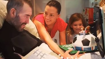 El exfutbolista holand&eacute;s Fernando Ricksen con su mujer y su hija en el hospital durante la fiesta por su 43&ordm; cumplea&ntilde;os.