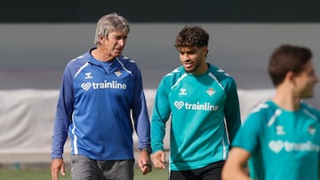 Pellegrini charla con Abde.