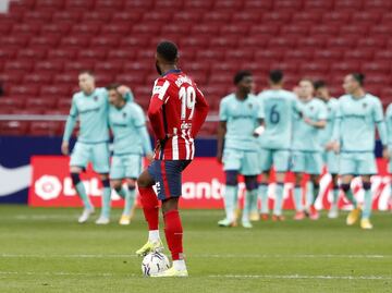 Moussa Dembélé tras el segundo gol del Levante. 