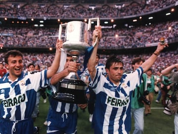 Centrocampista peleón y cumplidor que tendrá siempre un lugar reservado en la historia del Deportivo por marcar el gol de la victoria en la final de Copa ante el Valencia. Se retiró en el fútbol semiprofesional madrileño y empezó una carrera como entrenador en equipos de Segunda B y Tercera. Dirigió al Atlético C y al Atlético B, también colaboró con la Federación china en la formación de fútbol base.