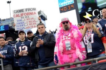 Un se?or de los Patriots bromea con la extra?a situaci¨®n de los quarterbacks en los Patriots tras las lesiones de Garoppolo y Brisset, que al final jug¨® pese a tener una lesi¨®n en el dedo. Lo que no sabe es que casi a su lado, de rosa, estaba el QB suplente que hab¨ªa seleccionado Bill Belichick por si al final Jacoby Brisset no pod¨ªa vestirse de corto...