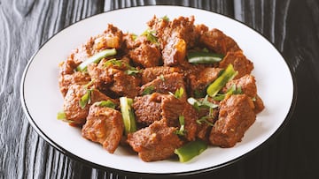 El rawon es una sopa de carne tradicional de Indonesia, espec¨ªficamente de Java Oriental. Se caracteriza por su oscuro color negro, que proviene de la nuez de keluak, un ingrediente clave que le otorga un sabor ¨²nico y a nuez. Es considerada una sopa de carne negra.