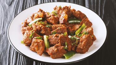 El rawon es una sopa de carne tradicional de Indonesia, específicamente de Java Oriental. Se caracteriza por su oscuro color negro, que proviene de la nuez de keluak, un ingrediente clave que le otorga un sabor único y a nuez. Es considerada una sopa de carne negra.