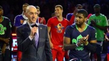 Adam Silver, junto a Kyrie Irving en el pasado All Star.