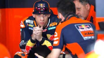 Pedro Acosta en el box KTM.