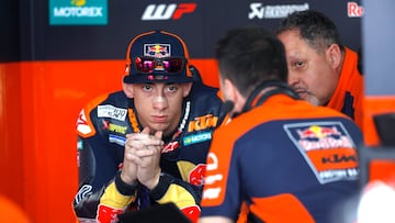 Pedro Acosta en el box de KTM.