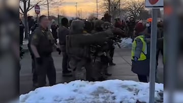 Indignante: agente del ICE saca una pistola y apunta a los manifestantes