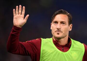 Francesco Totti saludo a los seguidores romanistas durante el calentamiento como suplente durante el partido contra el Empoli del 1 de abril.