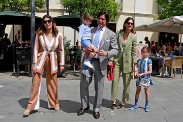 Francisco Rivera junto a sus tres hijos, Cayetana, Carmen y Curro, y su mujer Lourdes Montes disfrutan de la Semana Santa  en Sevilla.