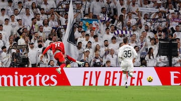 El futbolista del Sevilla, Lukebakio, marca el 4-2 al Real Madrid. 

