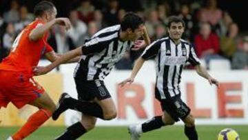 <b>ACHICANDO. </b>El Cartagena se defendió como supo ante un Recre que ofreció un buen fútbol y que no mereció salir de vacío.