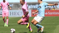 El centrocampista del Celta de Vigo, Augusto Solari, disputa el balón ante el delantero del Espanyol Sergi Darder, en el partido de la primera jornada de Liga celebrado en el estadio Balaídos de Vigo.