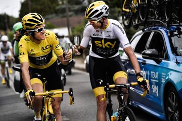 Geraint Thomas y Christopher Froome beben champn.