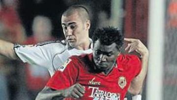 <b>PÁNCER. </b>Ariza Makukula fue ayer una pesadilla para Fabio Cannavaro.