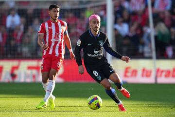 El jugador franc¨¦s del Atl¨¦tico de Madrid juega el bal¨®n bajo la mirada del mediocentro del Almer¨ªa, Lucas Robertone.