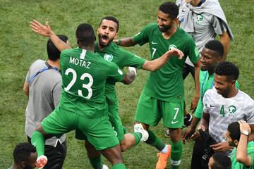 La selecci¨®n saud¨ª celebra la victoria.