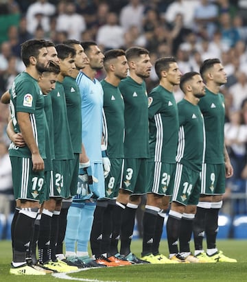 El cuadro del Betis durante el minuto de silencio previo al duelo en el Santiago Bernabeú por los afectados por el sismo en México.