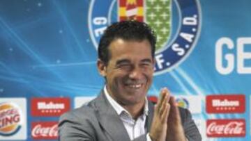 <b>NI REZO NI PERDÓN. </b>Luis García, bromeando ayer con los periodistas.