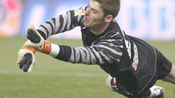 <b>ESTIRADA. </b>De Gea para un balón en un partido disputado en el Calderón.
