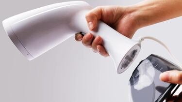 Tus camisas y trajes, impolutos con esta plancha vertical de vapor