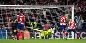 Penalti fallado de Yannick Carrasco.