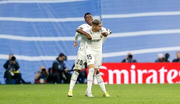 Vinicius abraza a Valverde tras su gol al Girona.