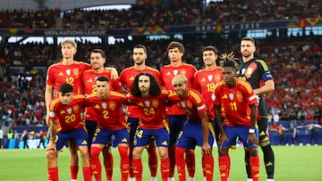 Stuttgart (Germany), 05/06/2025.- Players of Spain pose for a family picture ahead of the UEFA Nations League semi-final soccer match between Spain and France, in Stuttgart, Germany, 05 June 2025. (Francia, Alemania, España) EFE/EPA/ANNA SZILAGYI